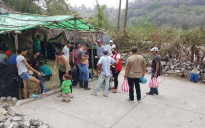 Entrega de alimentación a líderes comunitarios.